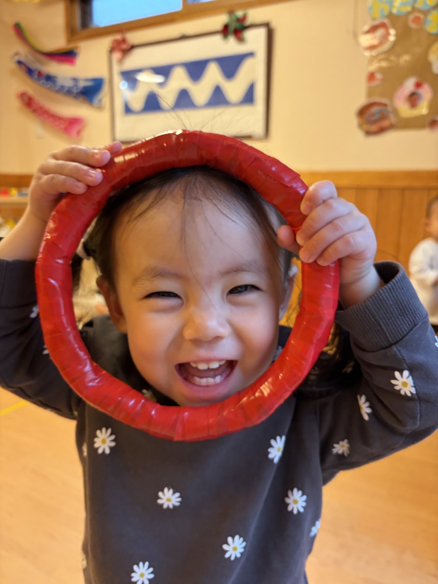 室内であそぶ子ども